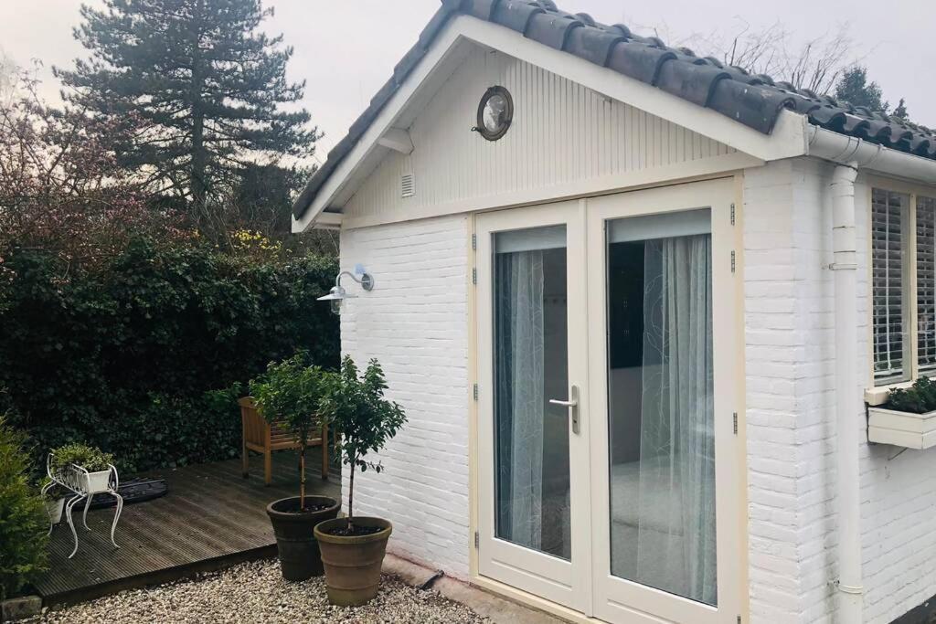 Tiny House In Tuin Van De Statige Villa Mariahof 도르드레흐트 외부 사진