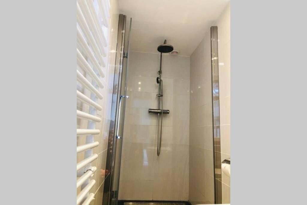 Tiny House In Tuin Van De Statige Villa Mariahof 도르드레흐트 외부 사진