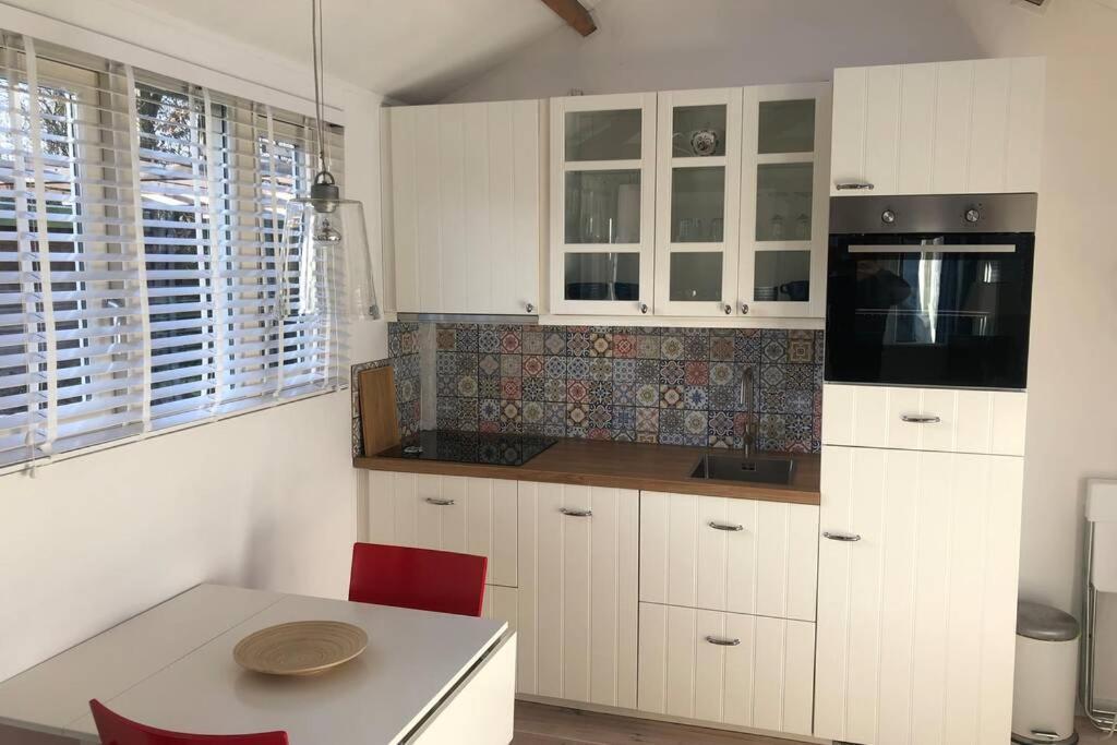 Tiny House In Tuin Van De Statige Villa Mariahof 도르드레흐트 외부 사진